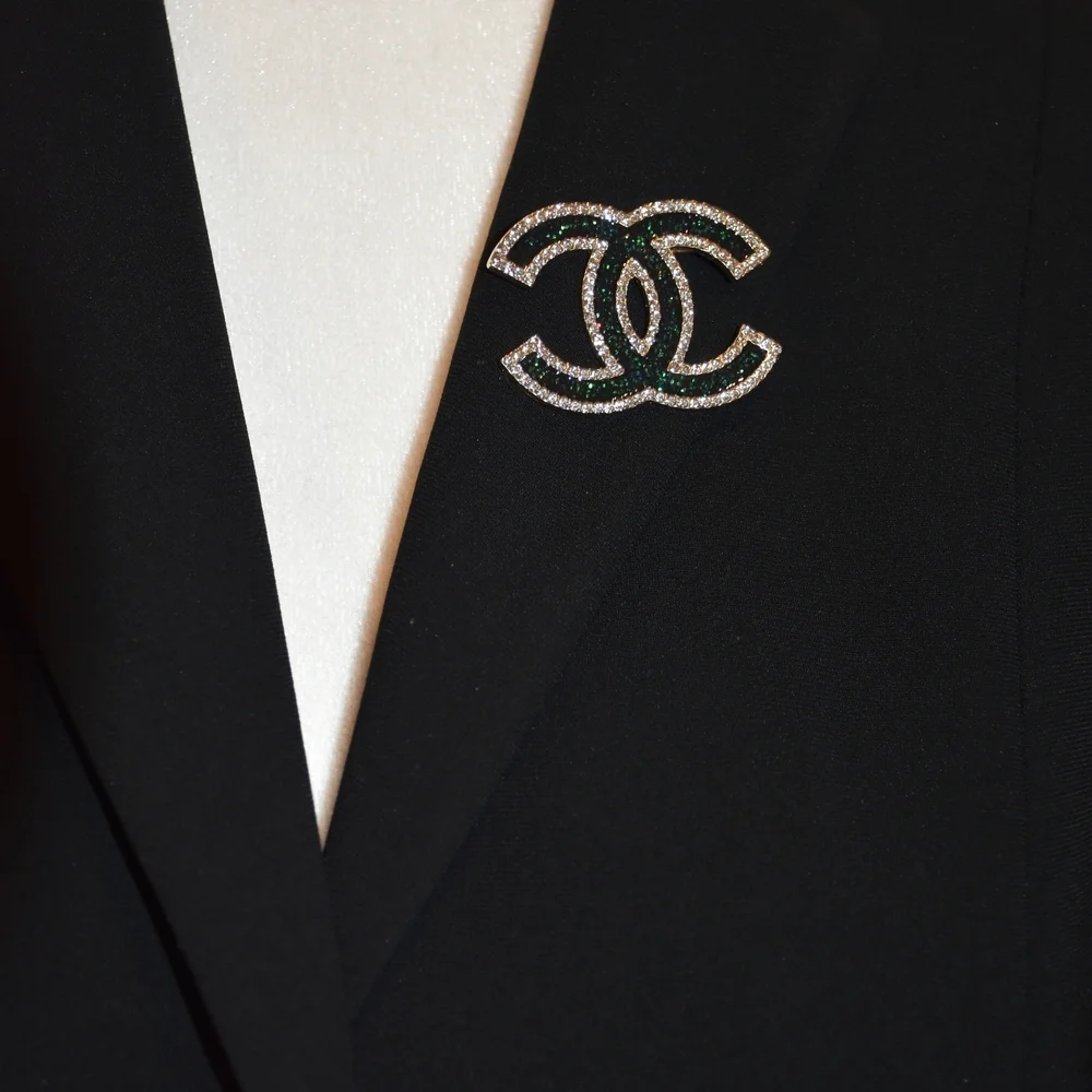 Elegant Designer Brooch – Timeless & Sophisticated